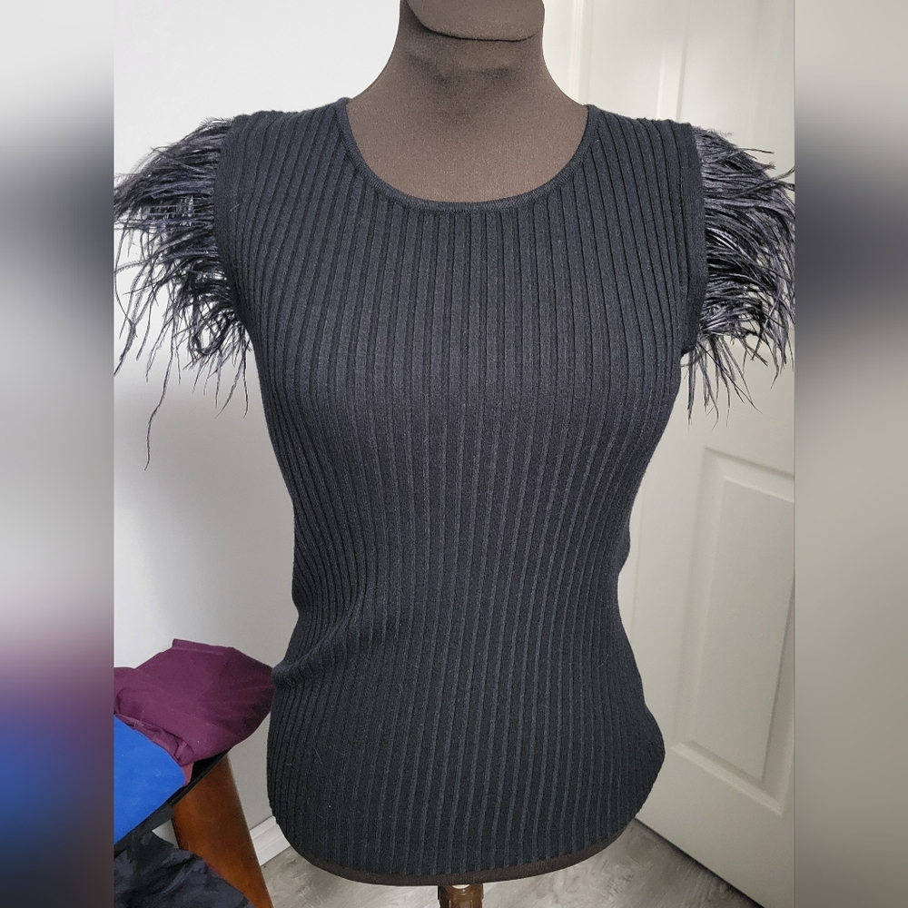 5/$20**Medium Sioni Milano Sleeveless Knit Feather Top
